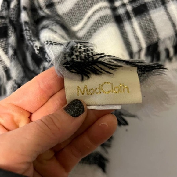 5/ $25  𝅺MODCLOTH Black White Plaid Blanket Scarf 55” x 55” - Picture 2 of 5